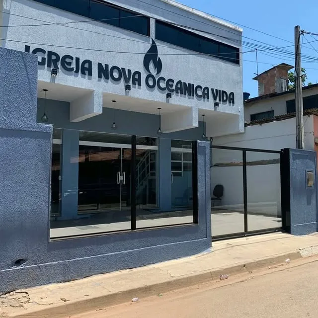 Fachada da Igreja Nova Oceânica Vida em vidro e alumínio