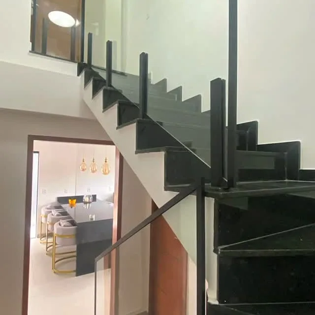 Instalação de guarda-corpo de vidro com segurança